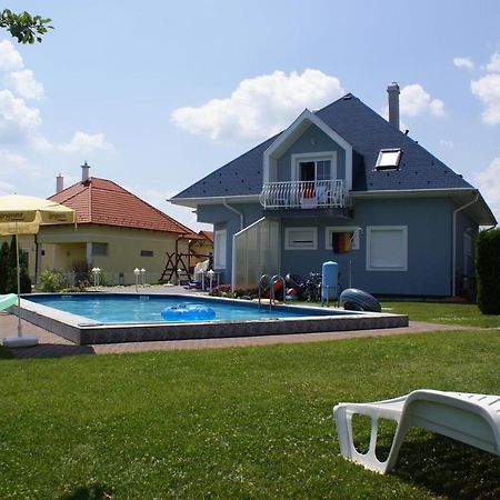 Kek Vendeghaz Family Resort Gyenesdiás Eksteriør billede