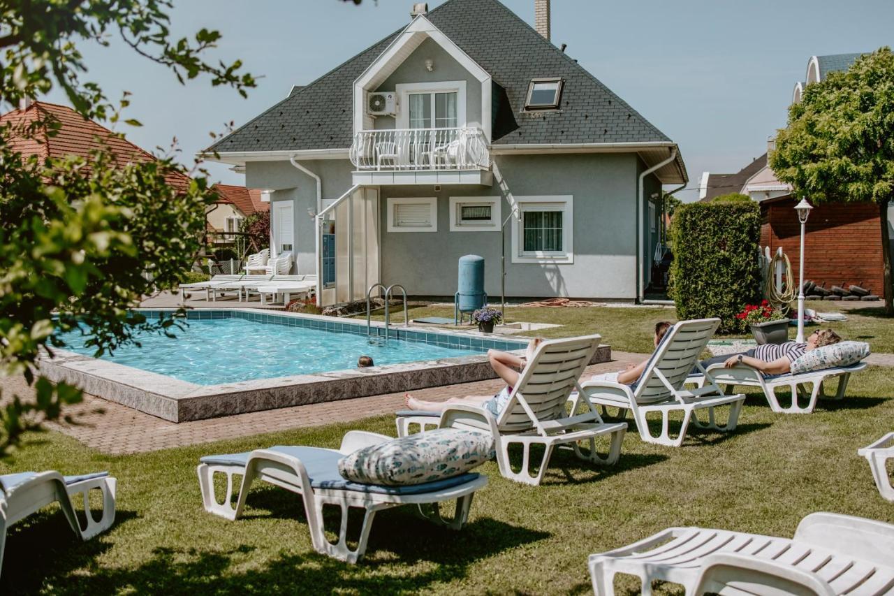 Kek Vendeghaz Family Resort Gyenesdiás Eksteriør billede
