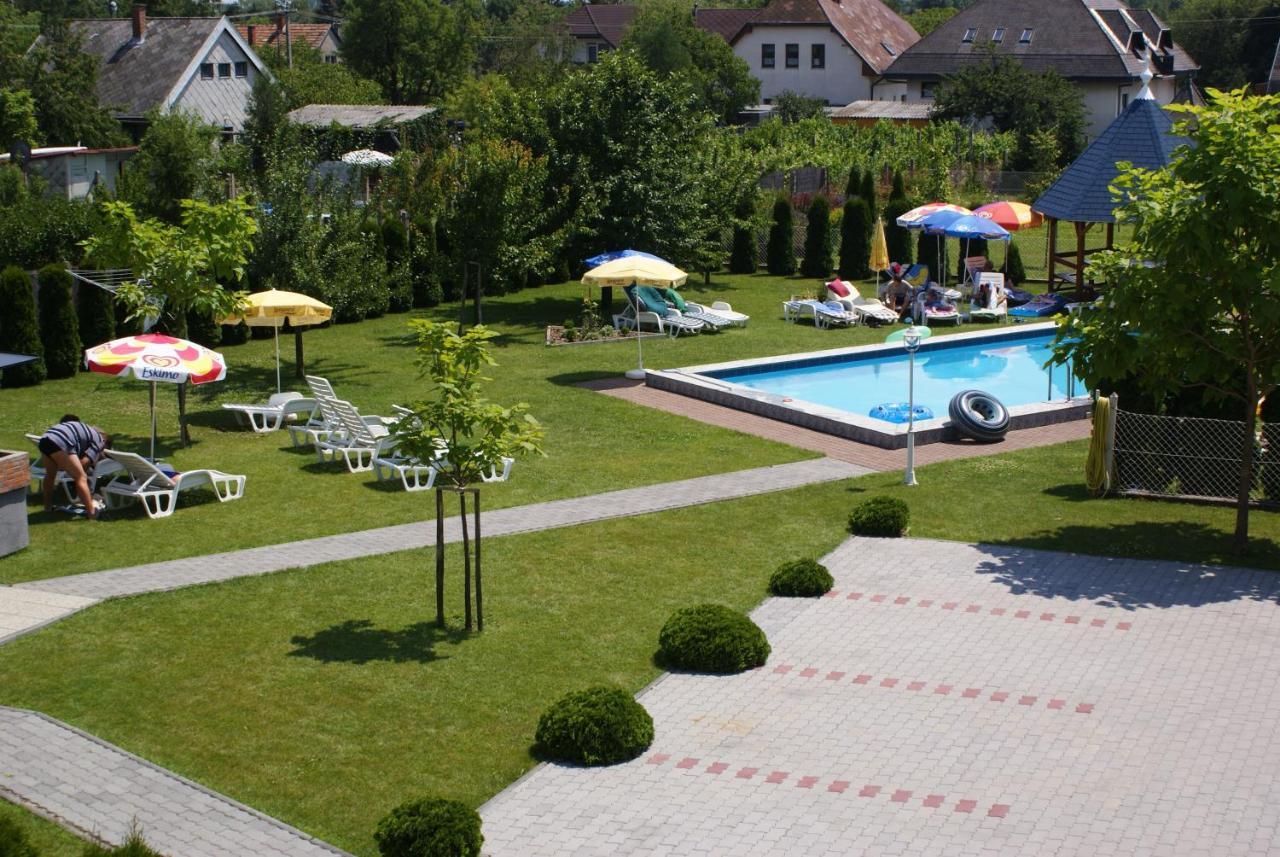Kek Vendeghaz Family Resort Gyenesdiás Eksteriør billede