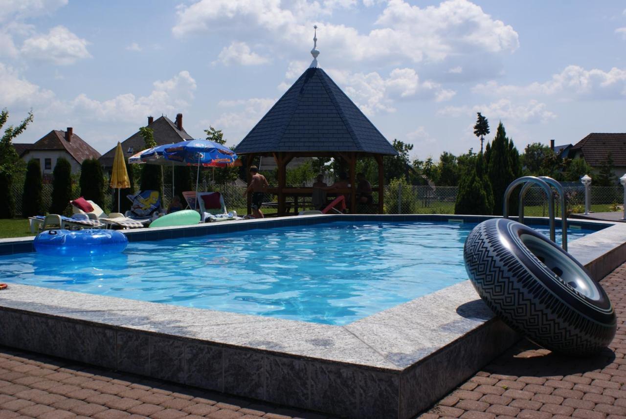 Kek Vendeghaz Family Resort Gyenesdiás Eksteriør billede