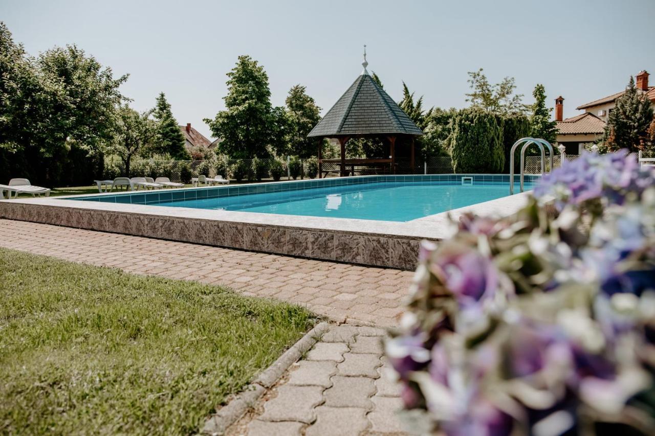 Kek Vendeghaz Family Resort Gyenesdiás Eksteriør billede